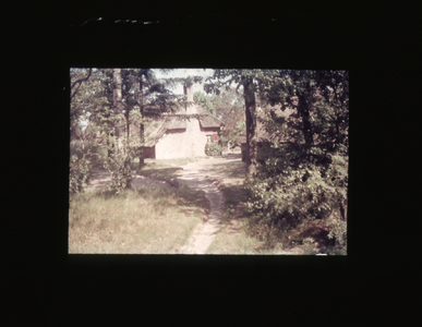  Voetpad dat naar boerderij loopt