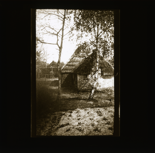  Locomotiefhuisje met daarachter schuur.