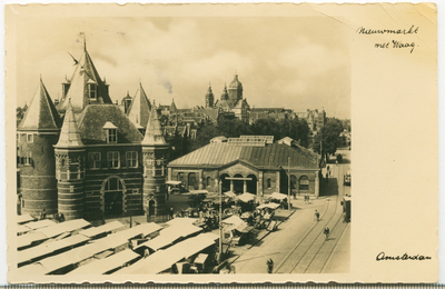 3 - Nieuwmarkt met De Waag te Amsterdam; op de achtergrond de Sint-Nicolaaskerk. Op de voorgrond de Gelderse kade