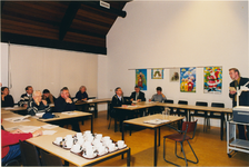 11128 - Vrijwilligersmarkt met een bijeenkomst waar mensen worden toegesproken. V.l.n.r. 5e persoon op de achterste rij ...