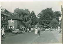 11401 - Rechts slagerij J. Goettsch, dan de SPAR-winkel van T. Dijkens. Links Albert Heijn, dan banketbakkerij J. van Bentum