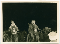 13850 - Bij de intocht van Sinterklaas rijden twee verklede agenten mee, rechts is Witvoet