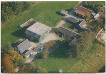 13921 - Een luchtfoto van 2 boerenbedrijven