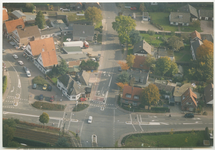 13922 - Luchtfoto, met in het midden is de Hamburgerweg; links de Dokter Holtropstraat, geheel linksonder een deel van ...