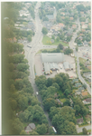 13924 - Luchtfoto met in het midden het terrein van de Veluwse Auto Dienst. Links daarvan de grote kruising vanwaaruit ...