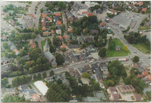 13925 - Luchtfoto met links in het midden staat de Oude Hervormde Kerk, waarvan het koor aan de Putterweg staat. Die ...