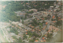 13927 - Luchtfoto met van rechtsonder naar boven loopt de Dokter Holtropstraat. De aftakking in het midden van de foto ...