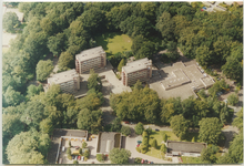 13930 - Luchtfoto van een aantal flats van de instelling ´s Heeren Loo voor mensen met een verstandelijke beperking