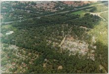 13934 - Luchtfoto met linksonder op de voorgrond Harderwijk. De grote weg van links naar rechtsboven is de snelweg A28. ...