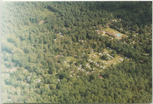13938 - Luchtfoto met in het midden een camping/bungalowpark. Op de voorgrond aan de onderzijde is het grondgebied van ...