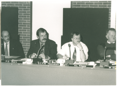 15238 - De gemeenteraad week vanwege een verbouwing aan het gemeentehuis uit naar de 'Leemkuul'. V.l.n.r.: 1 onbekend, ...