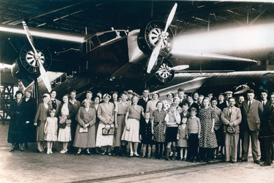 15535 - Onbekende groep personen tijdens een uitstapje naar Schiphol. Gezien het type vliegtuig, de Fokker F-VIIB/3m, ...