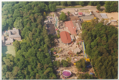 16337 - Luchtfoto van de speeltuin van de Julianatoren. Op de parkeerplaats staan bussen van het VAD en andere ...