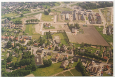 16355 - Luchtfoto van de Puttensewijk Husselerveld met oude en nieuwe bebouwing, een kale akker, een rotonde, ...