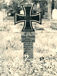 16700 - Grafsteen van Duitse militair, Stephan Heinz (1921-1940). Grafsteen met erekruis, hakenkruis en het jaartal 1939.