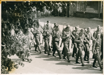 16701 - W.O.II, juni 1944. Een groep Duitse militairen loopt richting station. De foto is gemaakt uit het huis van ...