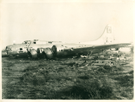 16722 - Een bommenwerper neergestort op een terrein bij Nieuw Milligen. Type B17, 4-motorig vliegtuig. Bijnaam was ...
