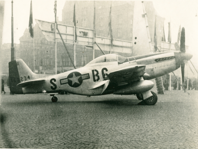 16920 - In verband met de herdenking van de Bevrijding staat een Amerikaans gevechtsvliegtuig opgesteld op de Dam in ...