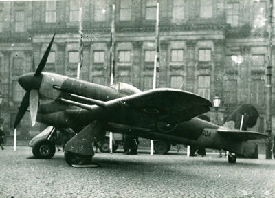 16921 - In verband met de herdenking van de Bevrijding staat een Engelse Spitfire opgesteld met op de romp 604 en vier ...