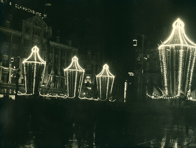 16948 - Vijftigjarig Jubileumfeest van Koningin Wilhelmina. Op de foto zijn vier verlichte ornamenten op de Dam te ...