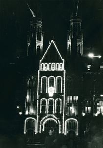 16955 - Nachtfoto van een verlichte gevel met verlichte kroon en W in verband met vijtigjarig jubileum van koningin ...