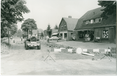 1068 - Groot onderhoud van de Fokko Kortlanglaan nabij de kruising Horsterweg-Zeeweg. Eerste pand rechts: ...