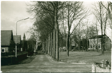 1420 - Links de Nieuwe Hervormde Kerk en rechts het Arie van der Meijdenplein. In het grote huis rechts (Horsterweg 20) ...