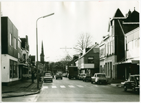 1766 - Op de achtergrond de Immanuëlkerk. Links bloemenzaak Fleurop Hulstijn, drogisterij Bayer. Rechts apotheek