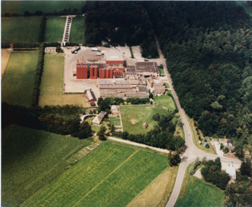 2459 - Luchtfoto van NaVobi-veevoederbedrijf