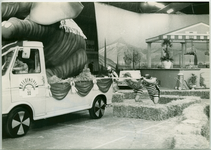 3518 - Opname van het Stedenspel van de NCRV. Een auto met olifant wordt tijdens het stedenspel Ermelo- Wonseradeel ...