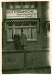 3584 - Opname van twee heren; zij staan voor de Rotterdamsche Bank