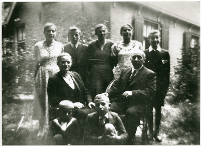 3586 - Op het terrein van 'De Hoge Riet' (Het Rustoordbosch) is deze opname van de familie Kok gemaakt. Hij was ...