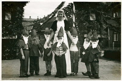 3587 - Opname tijdens zomerfeesten in het dorp. Locatie is voor het pand van Griffioen; rechts de winkel van Vonk ...