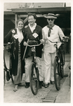 3589 - Tijdens zomerfeesten is er ringsteken op de fiets. De drie personen (personeel van bankerbakker A. Boll) op de ...