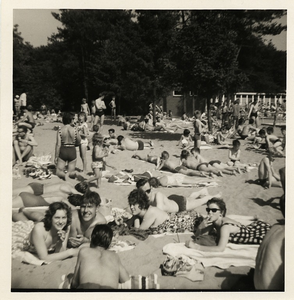 3596 - Opname van het ligstrand bij het openluchtbad 'Het Bosbad'. Tot groot verdriet van veel Ermeloers is dit bad in ...