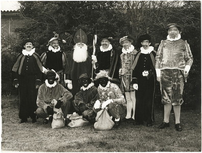 3598 - Sinterklaas staande tussen zijn herauten. V.l.n.r.: Albert Boll; Sjoerd Paulus sr.; Sint Nicolaas; Ype Postma; ...