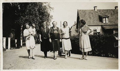 3600 - Vijf dames die aan het wandelen zijn; links staat pension Avantie