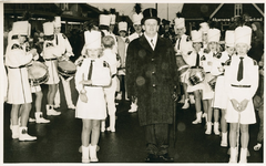 3637 - Muziekclub 'Excelsior' met majorettes en trommelaaars. De man midden met hoed en donkere jas is Albert Boll