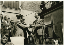 3733 - Burgemeester E.Ph. Veen (links), ontvangt een gedenkpenning van ds. A. Rothfusz (rechts)