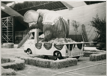 3786 - In verband met het NCRV-Stedenspel is er een busje met een plastic olifant