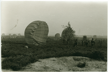 4706 - Opname van het parachutespringen op de Speulderheide, dit in verband met de opname voor de film 'Een brug te ver'