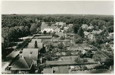 5246 - Luchtfoto vanaf de toren van de Nieuwe Nederlands Hervormde Kerk. Links de Horsterweg. Het zicht is naar het ...