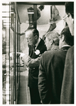 5555 - Bij de opening van het gemeentehuis krijgt Prins Bernhard een rondleiding in de hal. Hij bekijkt de vitrines, ...
