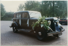 5644 - Bruidsauto, gebruikt bij huwelijken tussen 01-12-1987 en 11-06-1989; hier geparkeerd voor het gemeentehuis