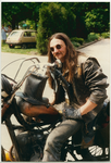 5645 - Motorrijder, hier poserend op zijn motor. Hij is aanwezig bij het huwelijk van de dochter van politicus Bas de ...