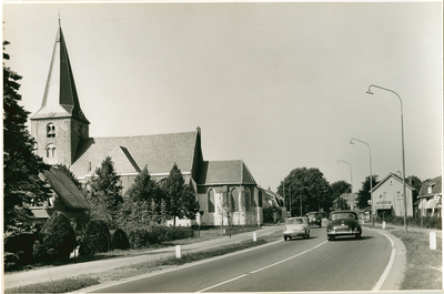 5725 - Oude Hervormde Kerk te Ermelo. Rechts de sigarenwinkel van Westeneng, die ook architect was