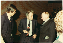 5876 - Tijdens de opening van het gemeentehuis zijn de heren: J. Bouma, W. Walvaart en J. Panhuis met elkaar in gesprek
