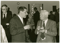 5924 - Tijdens een borrelavond zijn de volgende gasten aanwezig: (van links naar rechts) de heer Knevel (voorzitter van ...