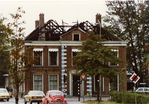6029 - Het gemeentehuis met de uitgebrande zolderetage. Gezien vanaf de Leuvenumseweg