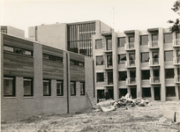6262 - De nieuwbouw van verzorgingstehuis De Dillenburg vordert gestaag. Links de keuken, rechts de Julianalaanvleugel